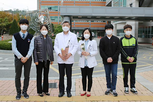 동원중학교 학생회 의료진 감사의 꽃다발 증정식